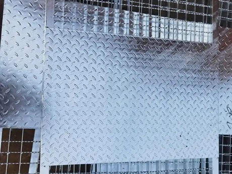 Partial checkered plate compound steel grating