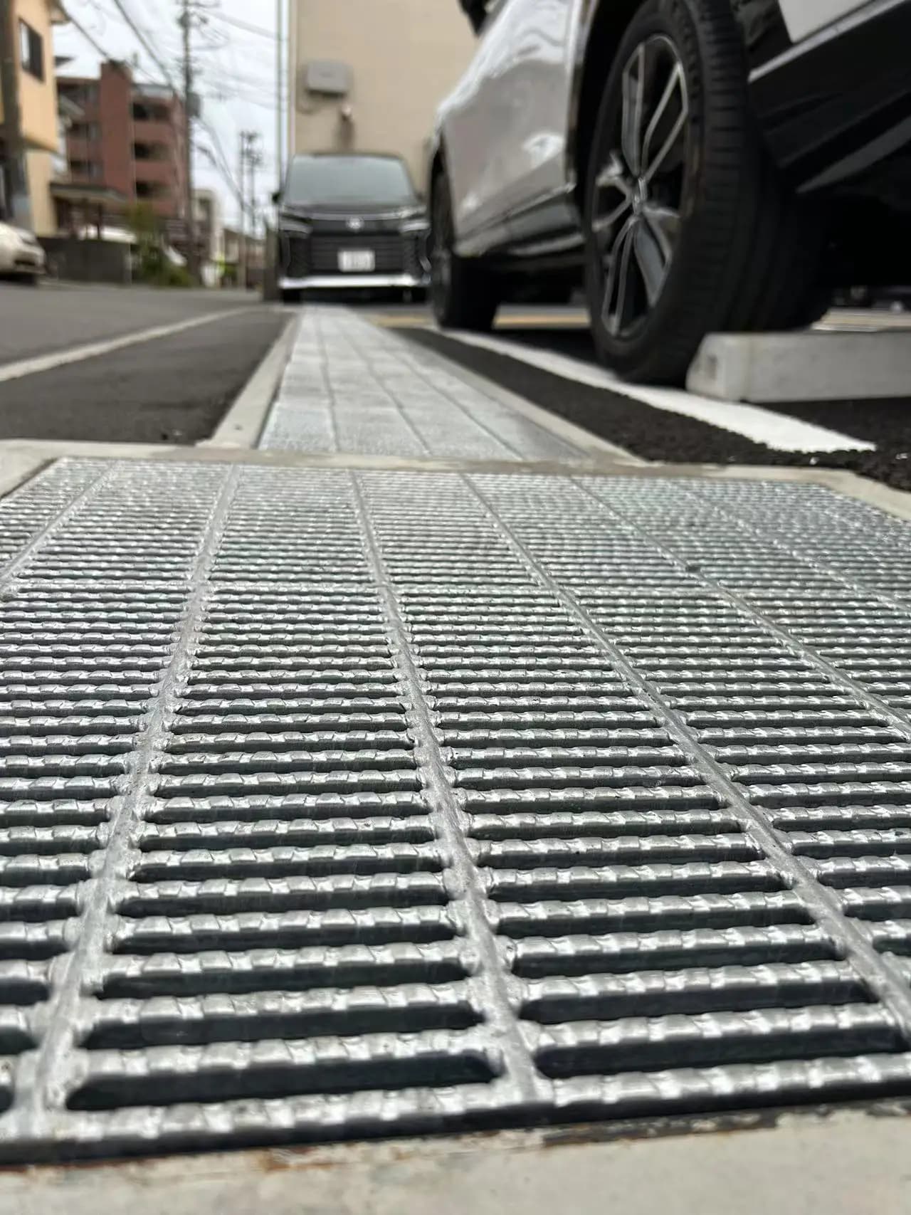 Comparative analysis of parking lot special steel grating and ordinary steel plate choose the better solution!