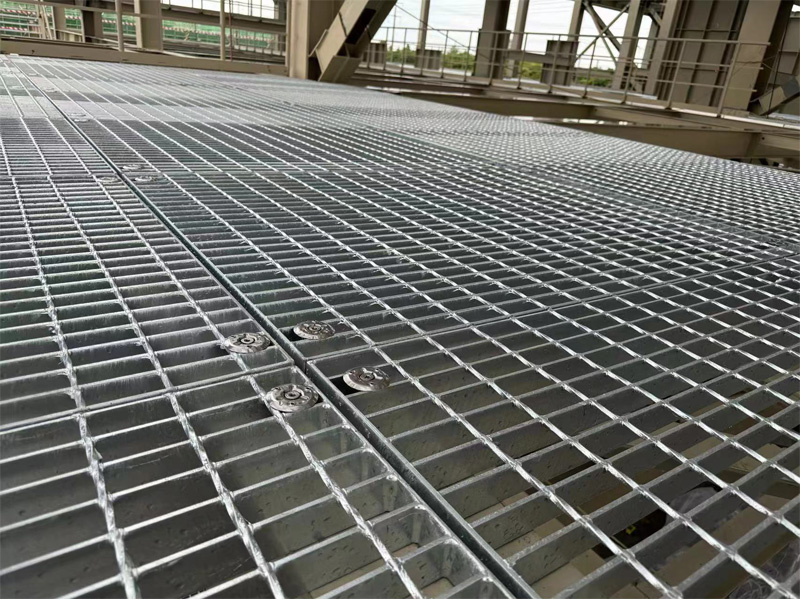 How to choose steel grating for building platform the pros and cons of different materials