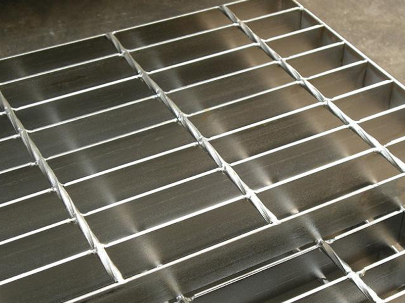 How to choose steel grating for building platform the pros and cons of different materials