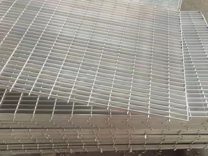 How to choose steel grating for building platform the pros and cons of different materials