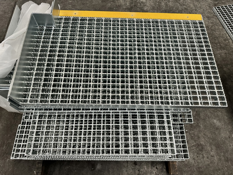 How to choose steel grating for building platform the pros and cons of different materials