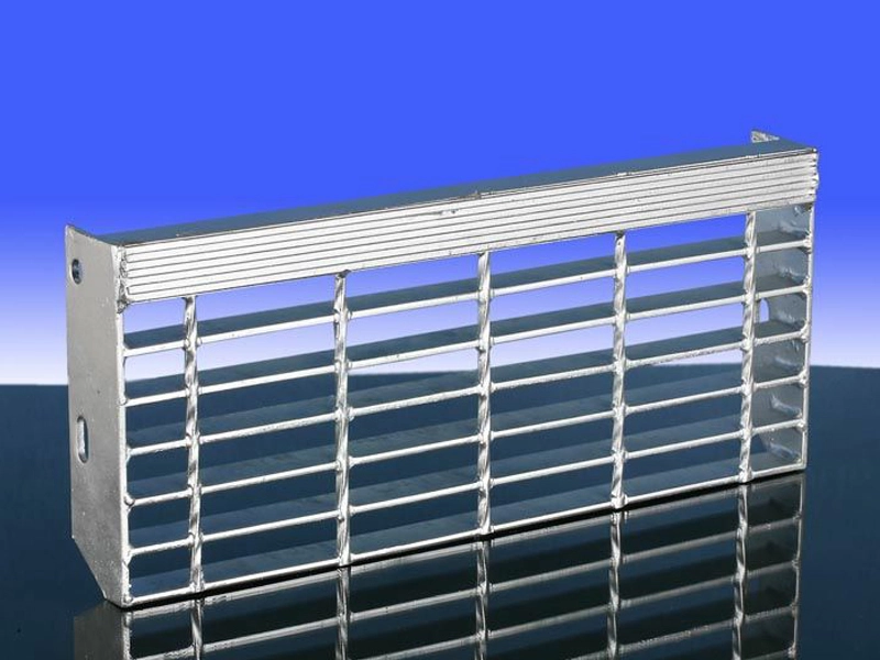 T4 Tread with grooved nosing