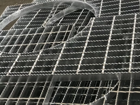 arc-cut-steel-grating